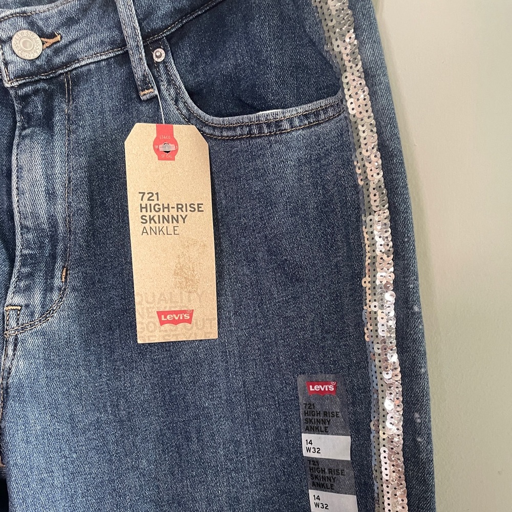 Never worn NWT Levi ankle high waisted jeans with a silver sequin stripe